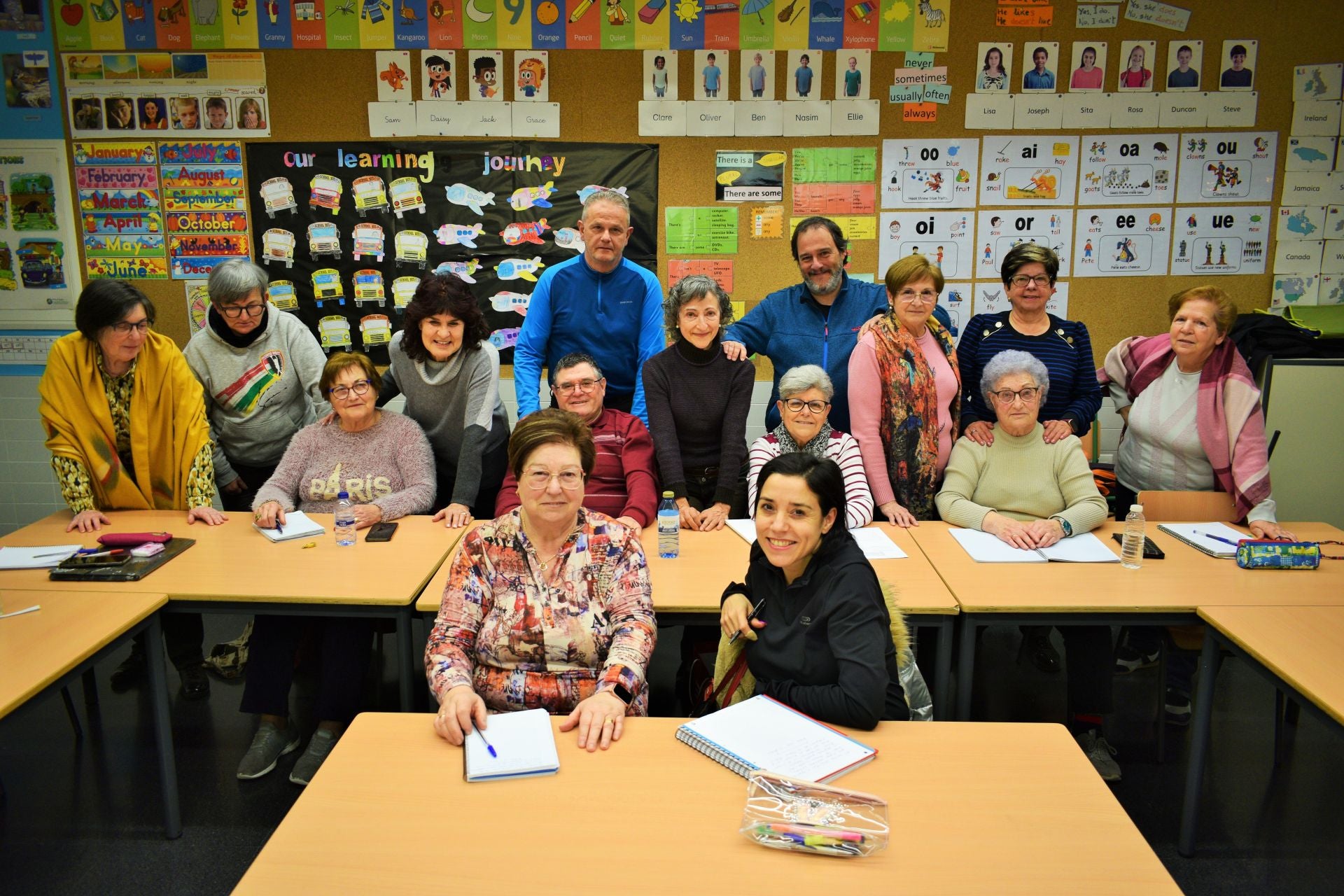 Una veintena de mayores, de hasta 80 años, acude a clase en Entrena para completar una formación que tuvieron que abandonar de niños.