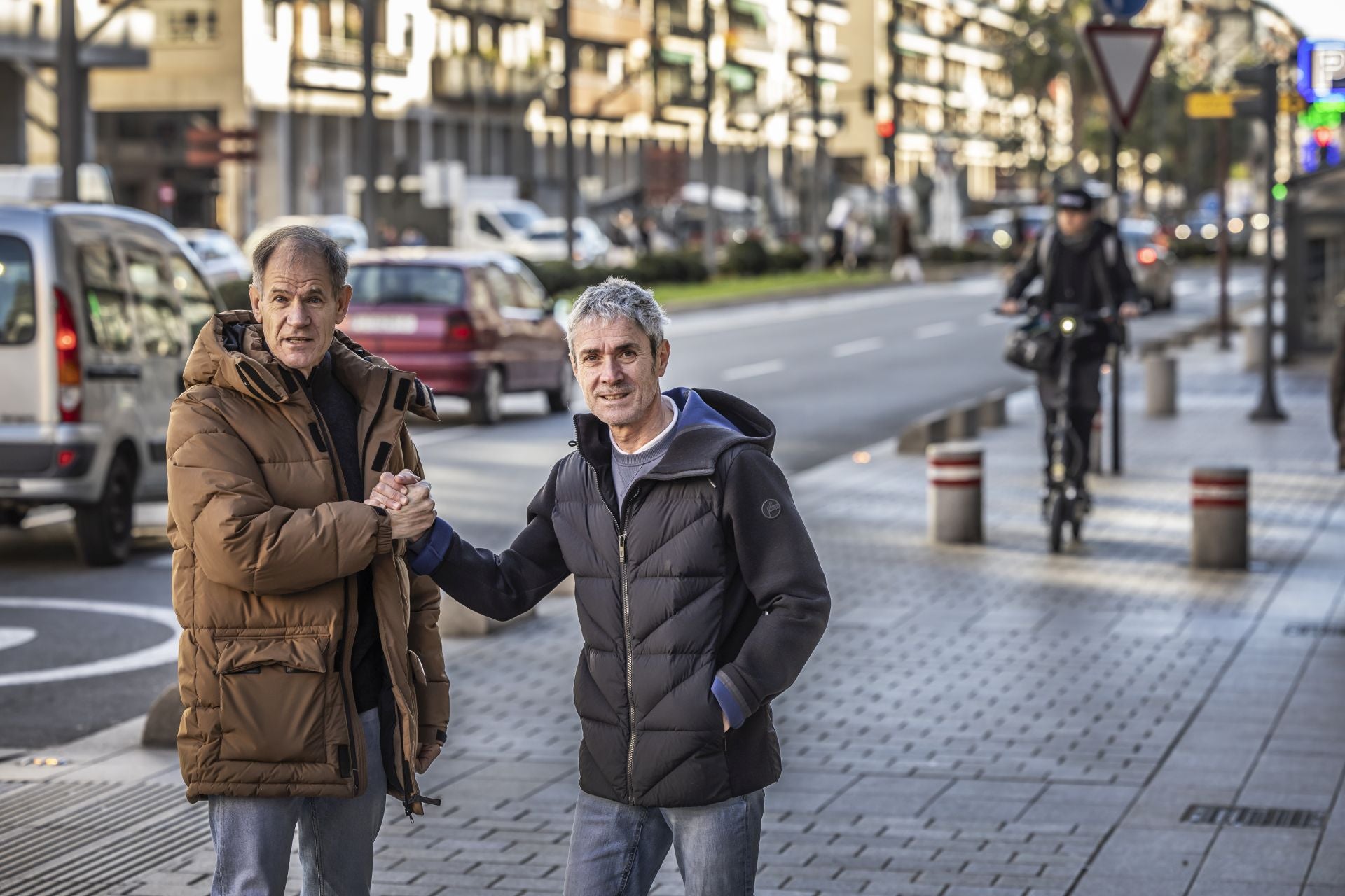 Abel Antón y Martín Fiz se enfrentarán en la carrera 'En Logroño se Corre'. En la imagen, se saludan con motivo de su visita a la capital para presentar la prueba.