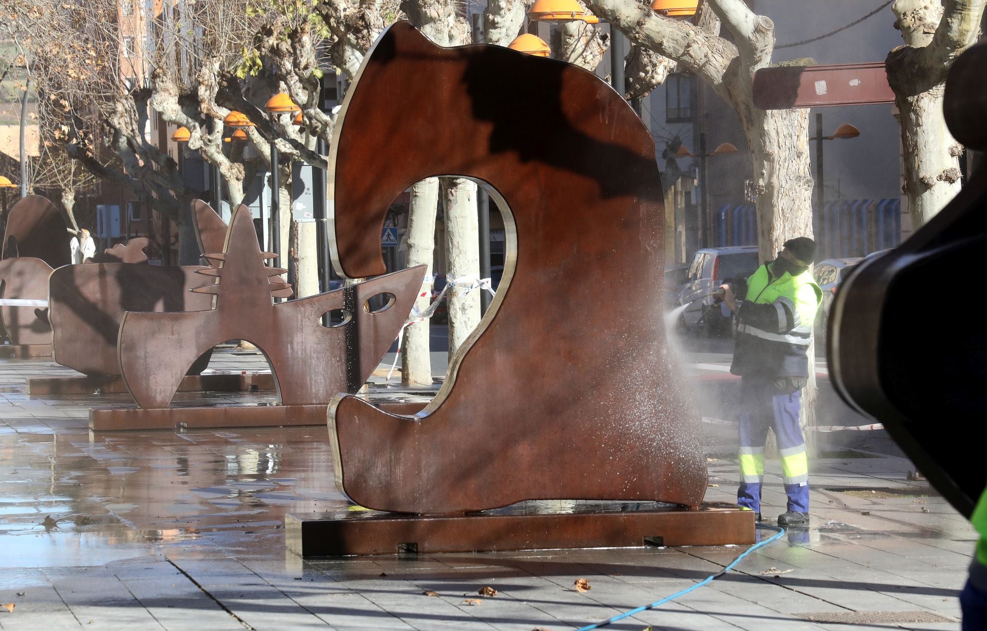 El artista asturiano Juan Méjica expone sisete obras monumentales junto al Ayuntamiento de Logroño. En la imagen, un operario ultima la instalación de la obra 'Caballo Ibérico'.