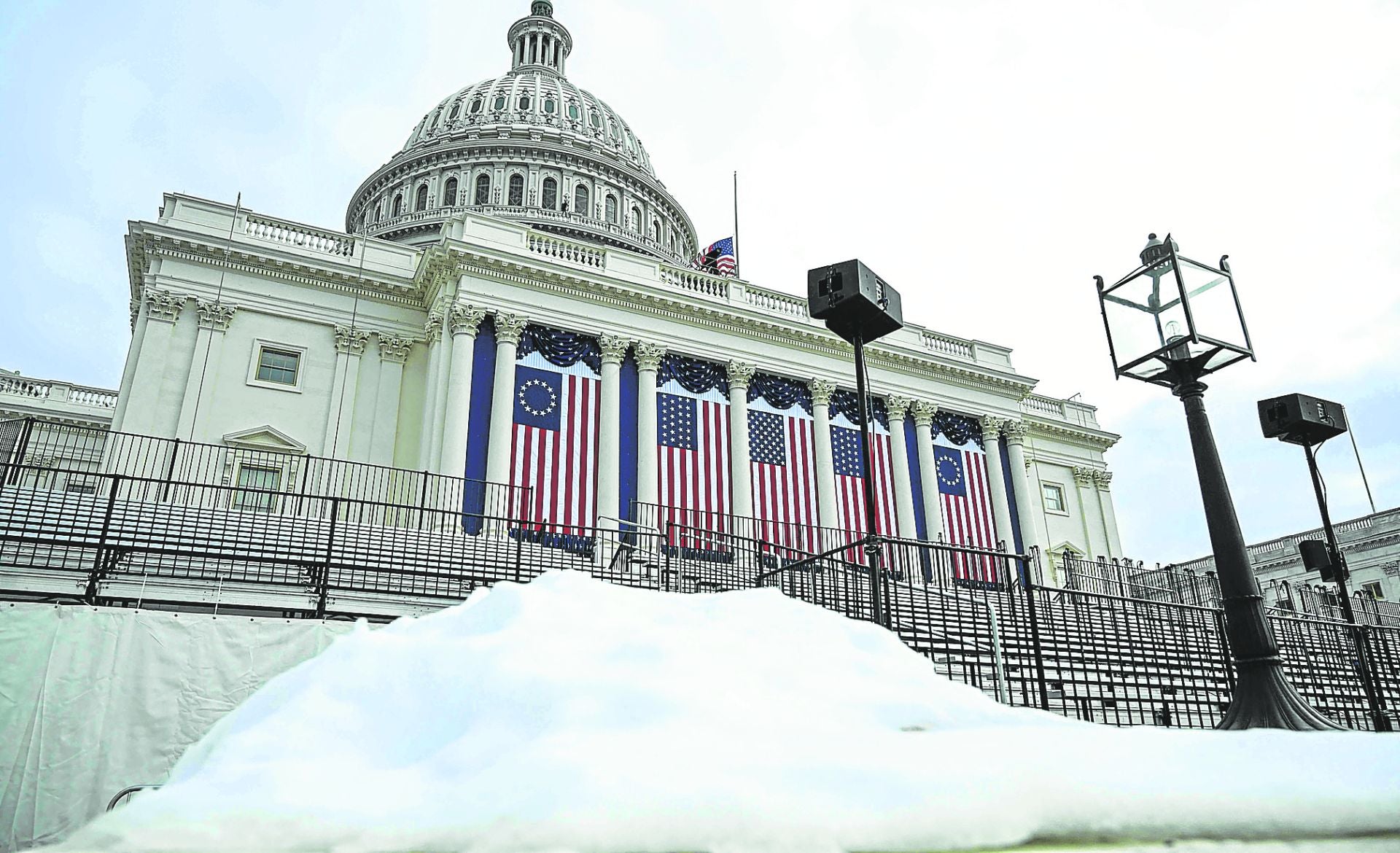 Las temperaturas, que estarán por debajo de los 6 grados bajo cero, obligarán a celebrar la ceremonia de investidura de Trump en un recinto cerrado. En la imagen, la nieve se acumula ante el Capitolio.