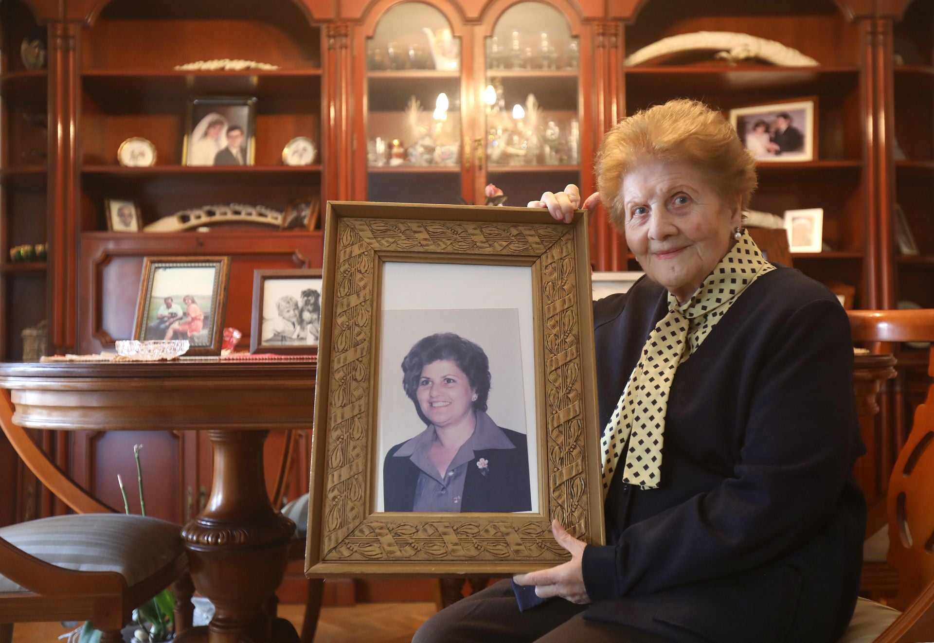 Angelines del Pozo, de 93 años, la primera logopeda que ejerció en La Rioja, recibió en homenaje de la UR.