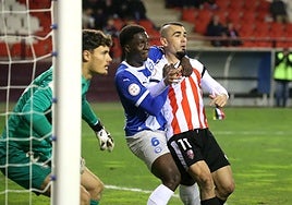 Madrazo, sujetado por Mendes, durante el partido en Las Gaunas.