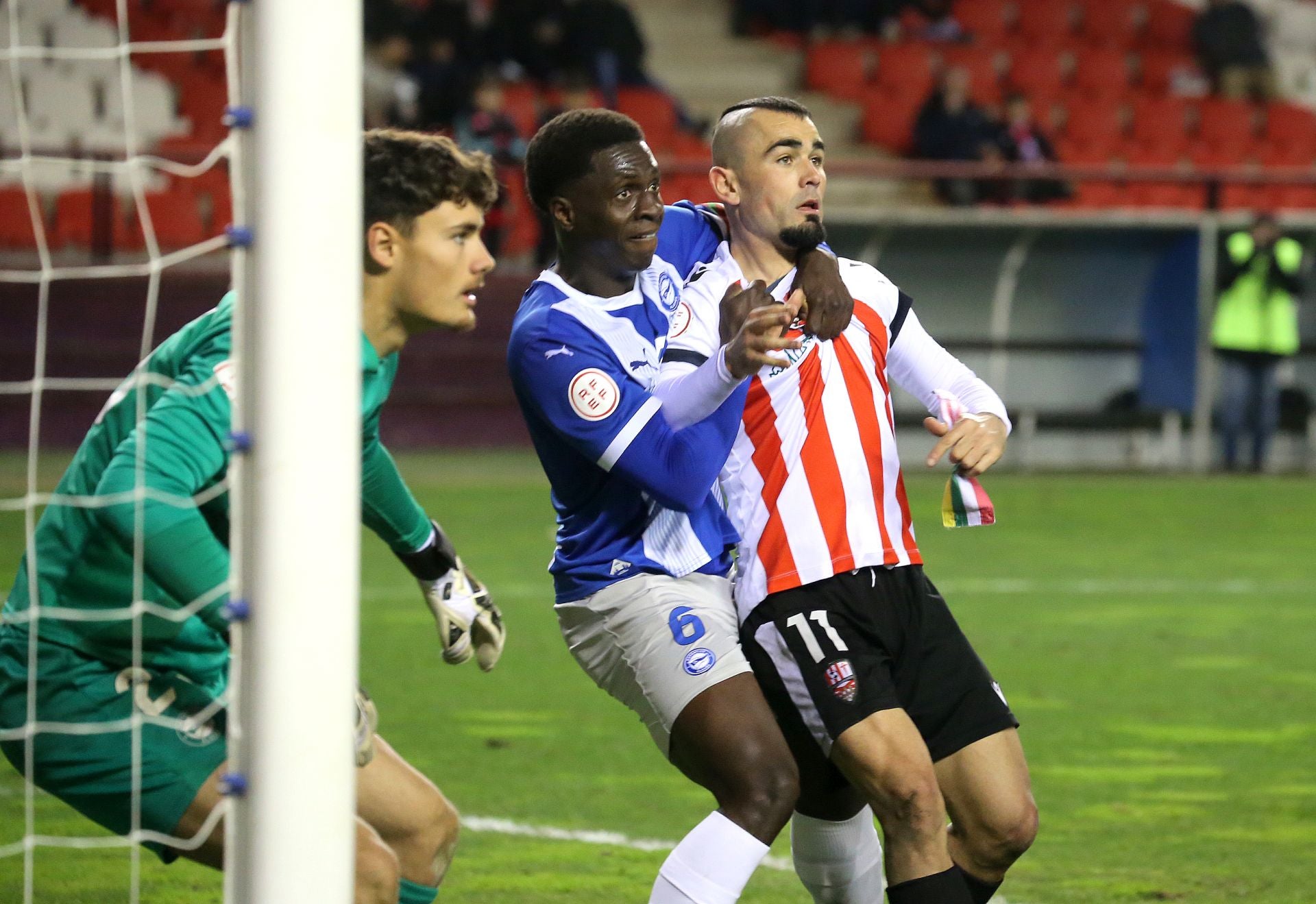 Madrazo, sujetado por Mendes, durante el partido en Las Gaunas.