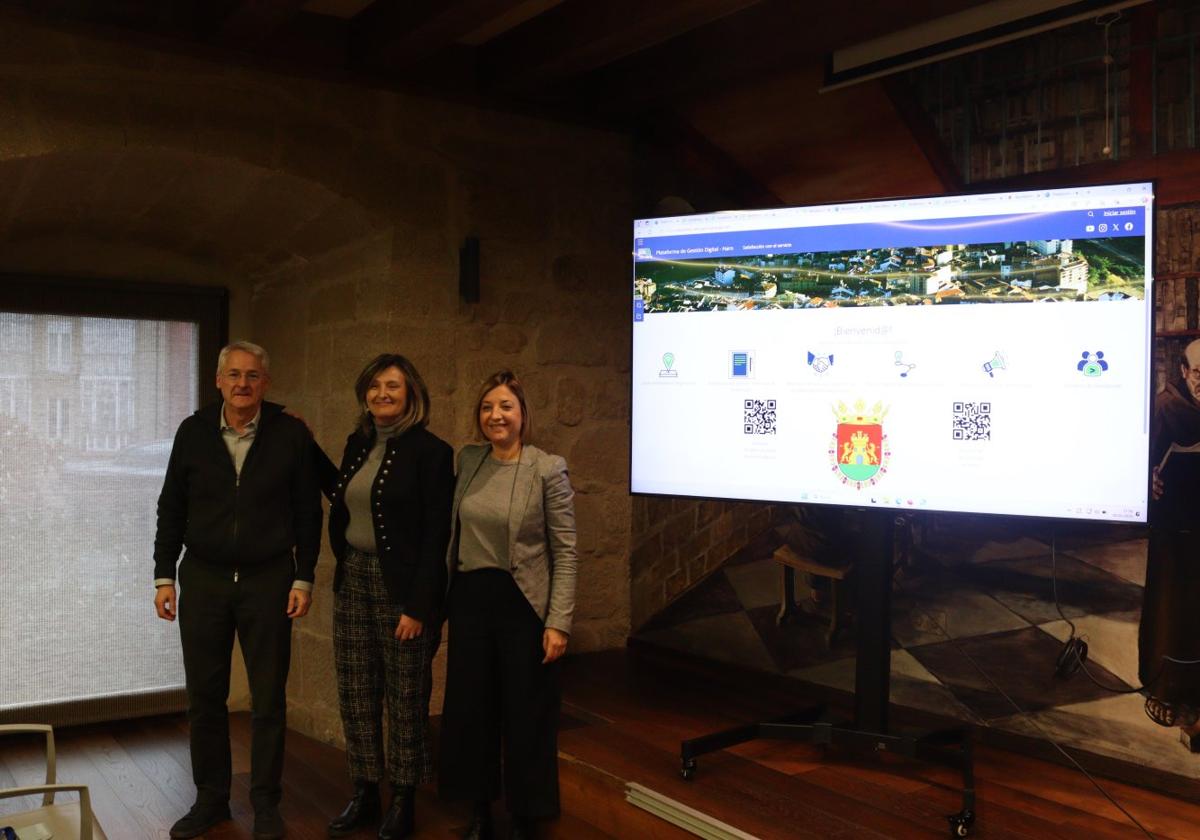 Natalia Villanueva, edil de Servicios Generales, la alcaldesa, Guadalupe Fernández, y Manuel Arnaez, técnico.