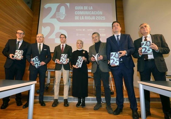 Ana Castellanos junto a Gonzalo Capellán, Conrado Escobar y el resto de patrocinadores de la Guía de la Comunicación.