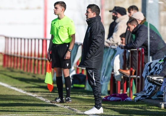 Alberto Azofra en el banquillo del Haro.