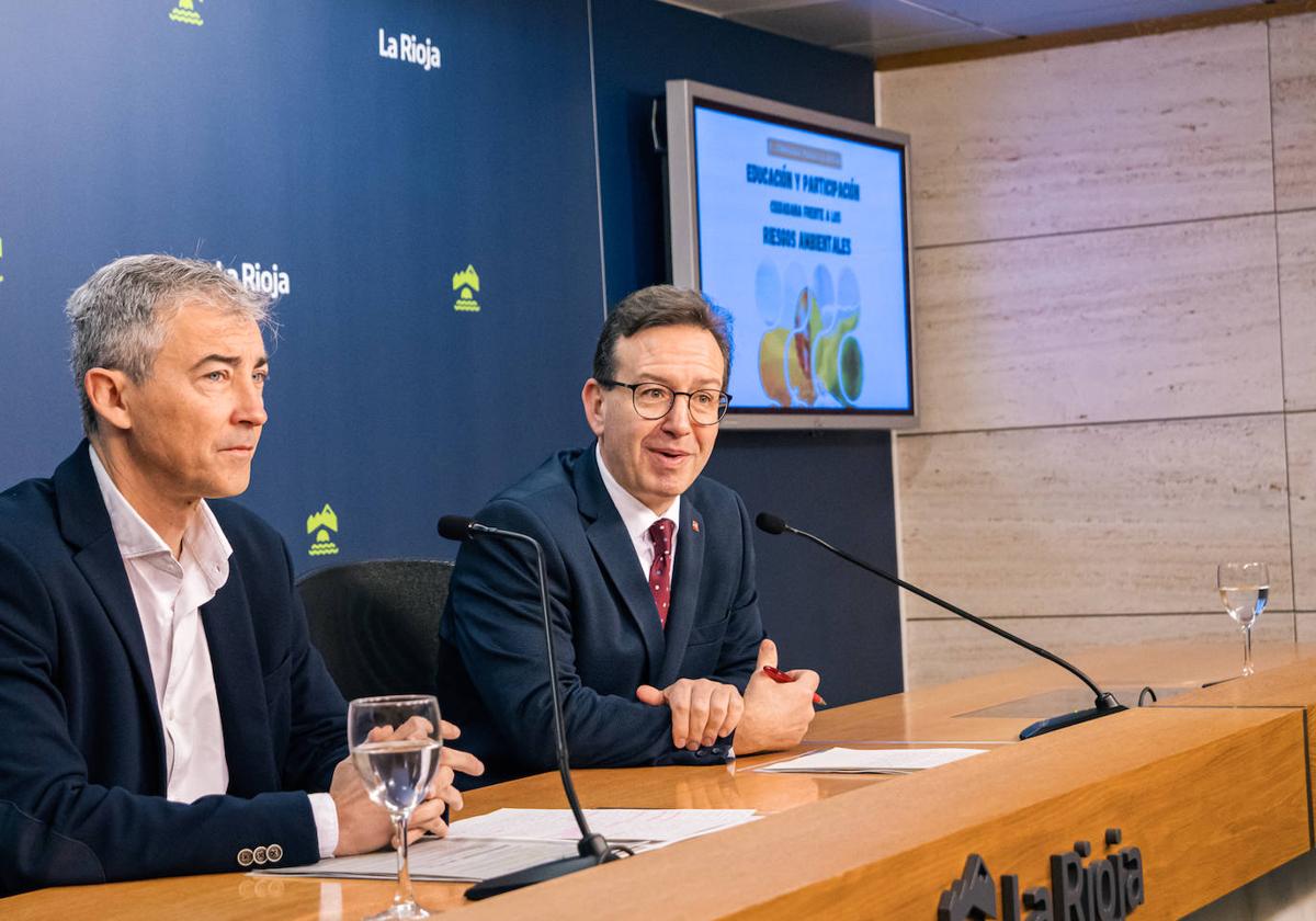 El director general de Medio Natural y Paisaje, Ignacio Sáenz de Urturi, junto con el Vicerrector de Responsabilidad Social y Relaciones Corporativas, Jorge Pelegrín, durante la presentación.