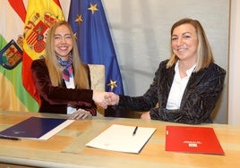 La presidenta del Parlamento y la rectora de la UR renuevan el acuerdo de colaboración de ambas instituciones.