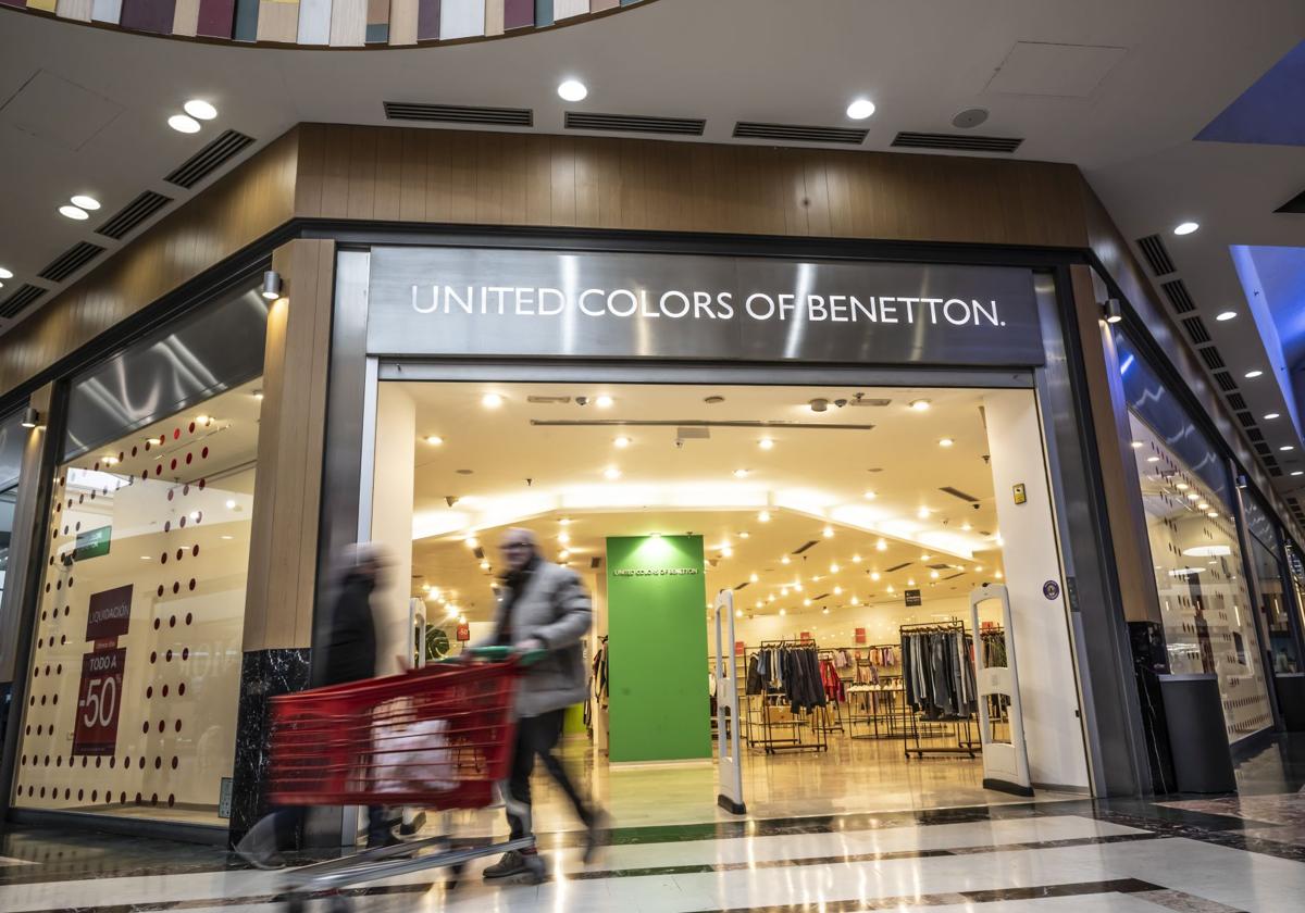 La tienda de Benetton en Parque Rioja está en fase de liquidación y a cuatro días del cierre.