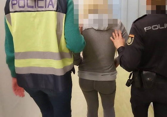 Momento de la detención de la mujer.