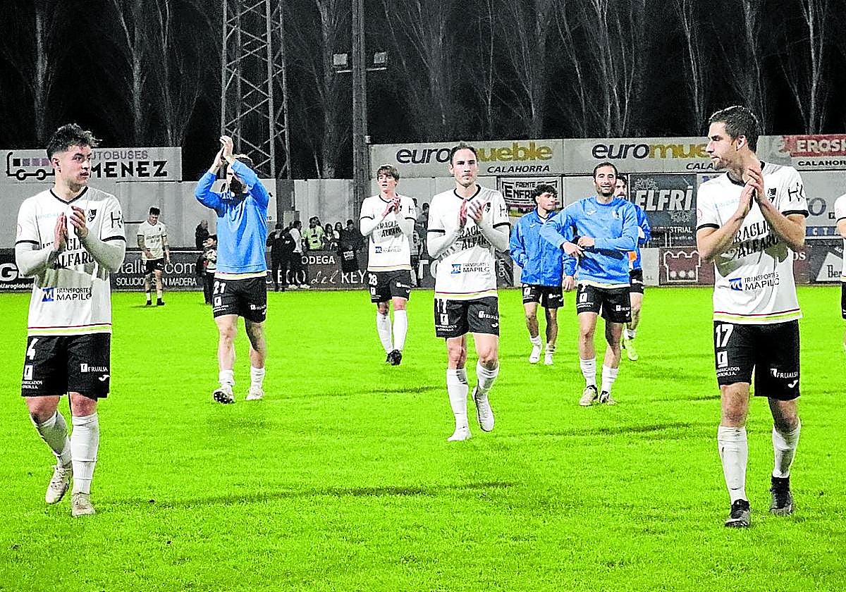 Los jugadores del Alfaro aplauden a sus aficionados tras un encuentro en La Molineta.