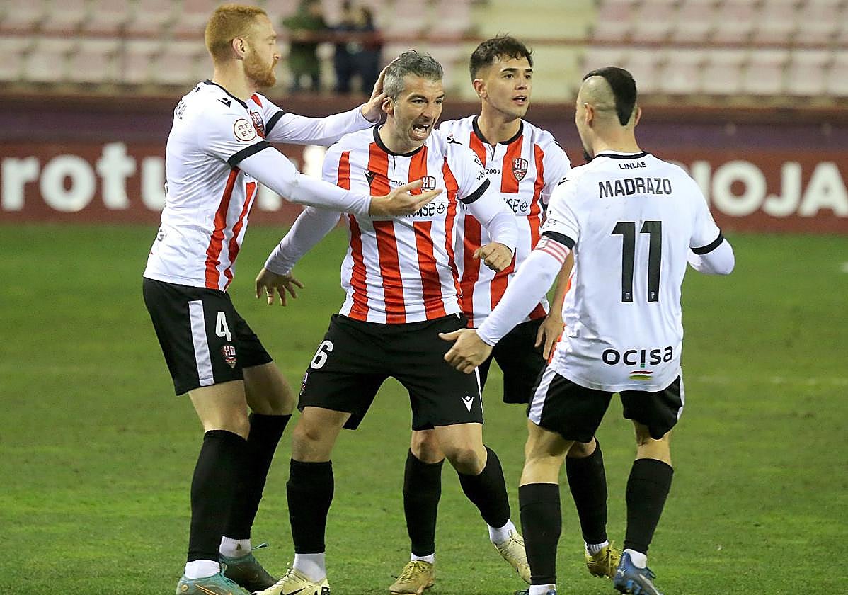 Iñaki celebra su gol con Monreal, Yasin y Madrazo.