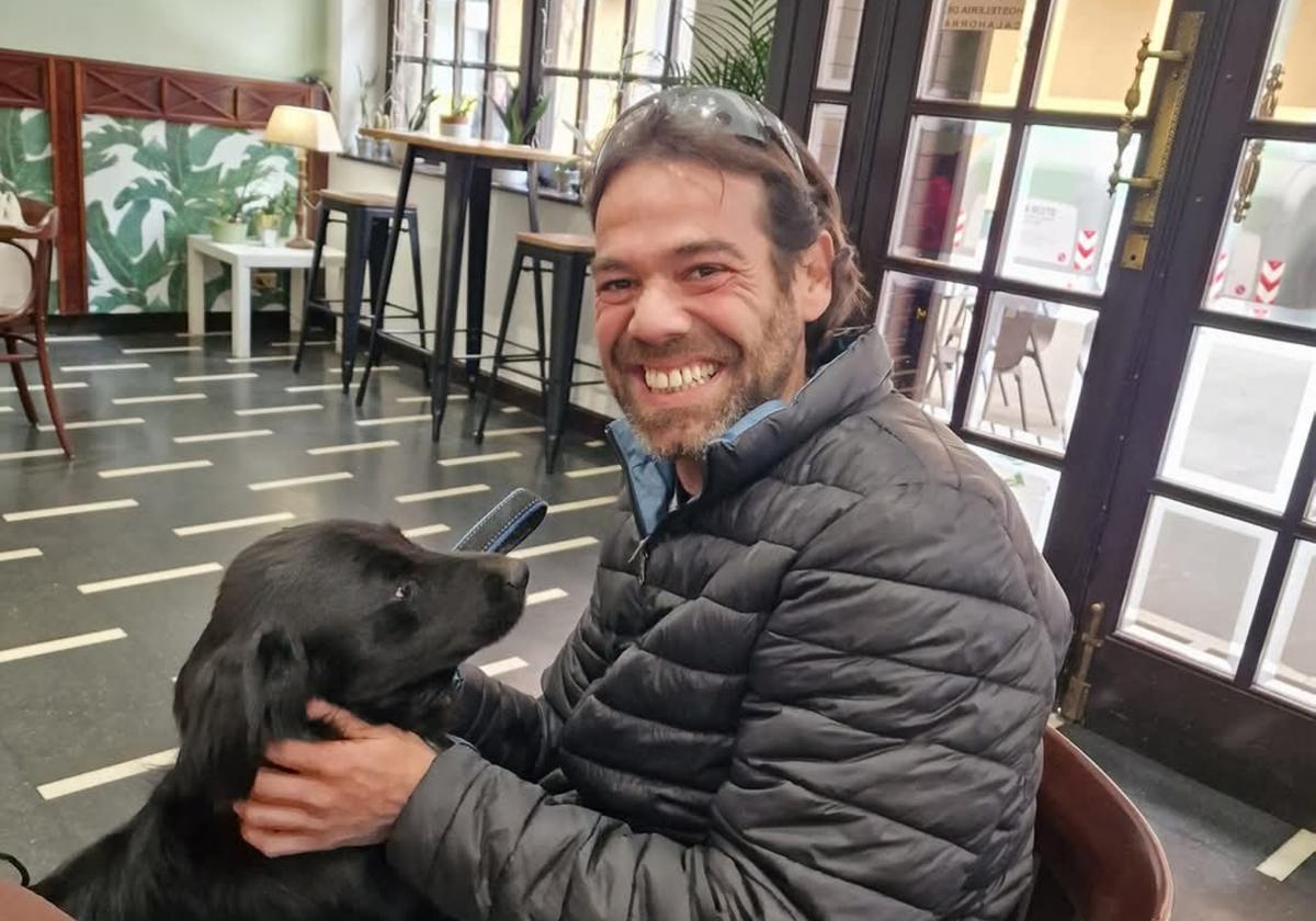 Yago, con su adoptante, Sergio López, el día que lo recogió en Calahorra.