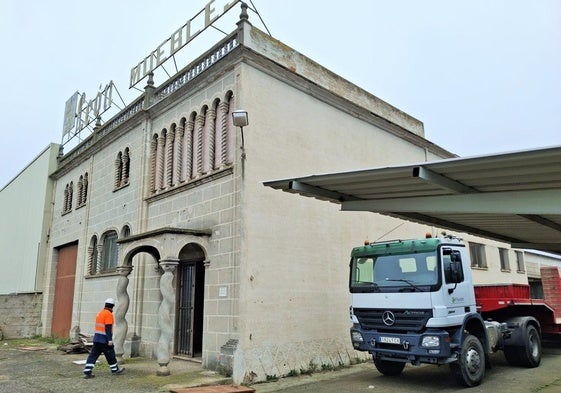 Un operario accede a las instalaciones de Muebles León, que están siendo derribadas.