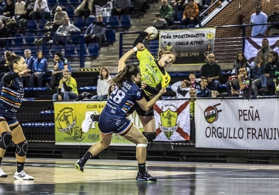 Mina Novovic intenta marcharse de la defensa del Bera Bera.