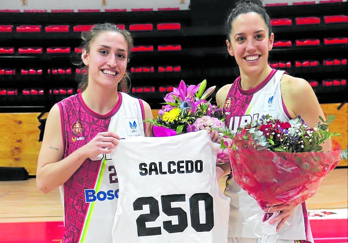 Elena Salcedo (derecha) sostiene la camiseta conmemorativa junto a su compañera Mónica Alonso.