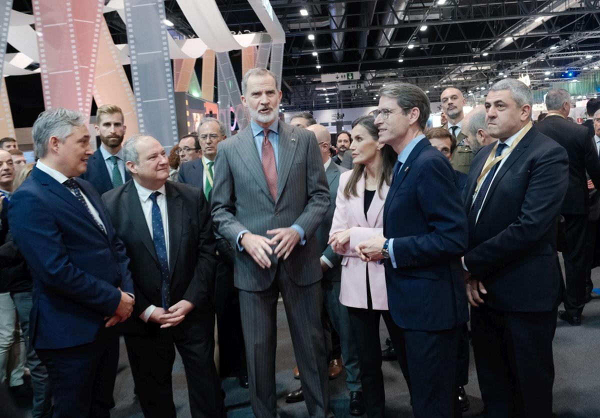 Los Reyes charlan con Gonzalo Capellán, durante su visita al pabellón de La Rioja en Fitur.