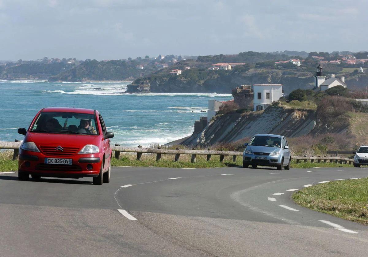 Francia exigirá desde abril a los vehículos una pegatina medioambiental para circular por la costa de Iparralde