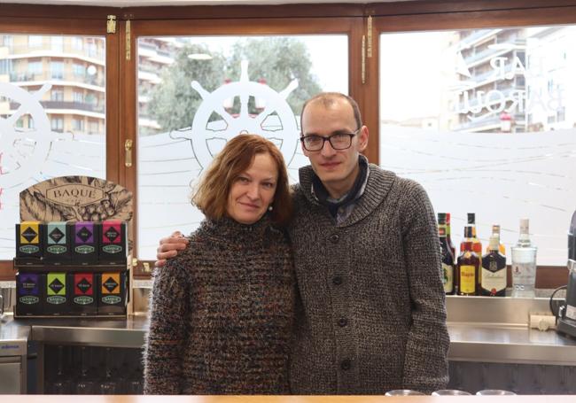 Mariana Florea y su hijo Laurian Paul posan sonrientes tras la barra del local, ayer.