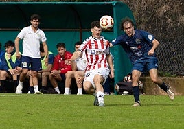 Ález Martínez pugna por el balón con Albizua, jugador de la SD Logoñés
