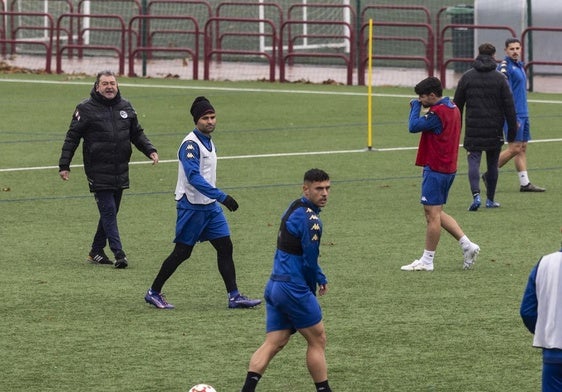 Carlos Pouso dirige un entrenamiento de la SD Logroñés en Pradoviejo.