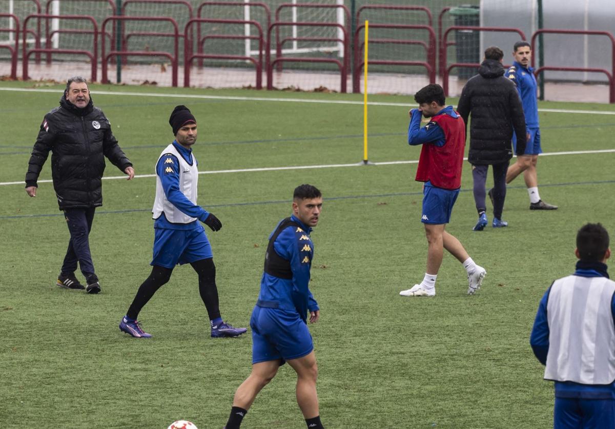 Carlos Pouso dirige un entrenamiento de la SD Logroñés en Pradoviejo.