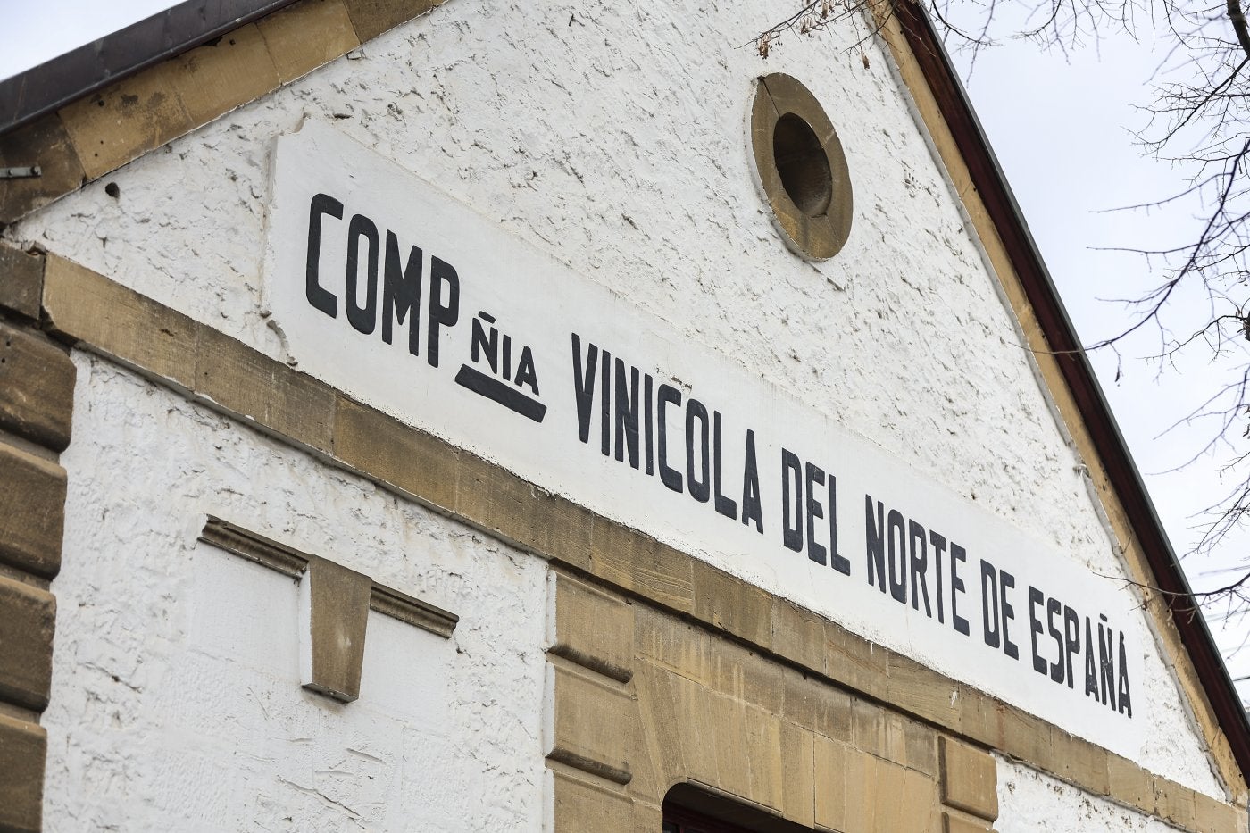 Rótulo clásico en la fachada de la bodega