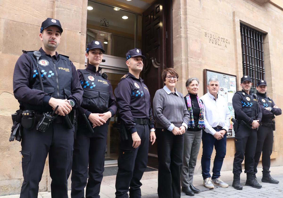 Los cuatro agentes recién llegados, junto al jefe de la Policía Local y representantes del grupo de gobierno, ayer ante el Ayuntamiento.