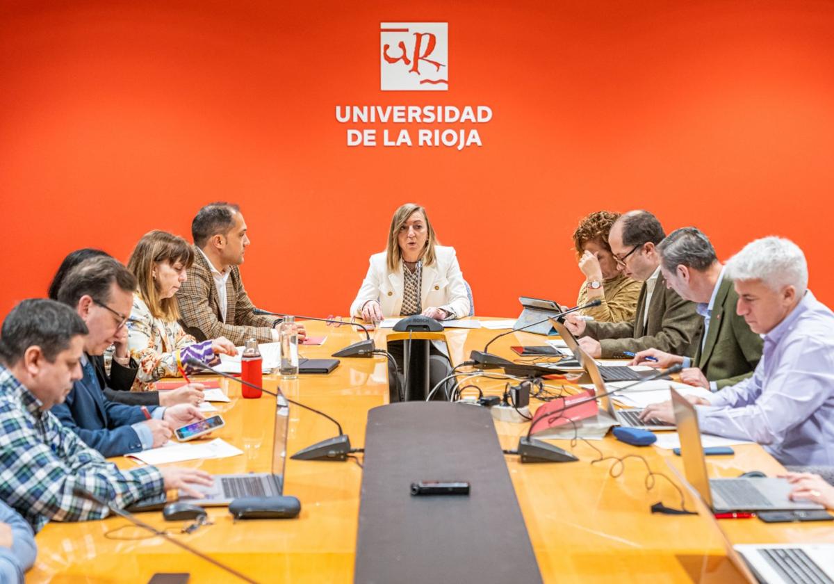 La nueva rectora Eva Sanz ha presidido esta semana su primera reunión ordinaria del Consejo de Gobierno.