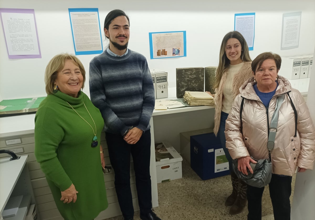 Donación del material, esta mañana, en el archivo.