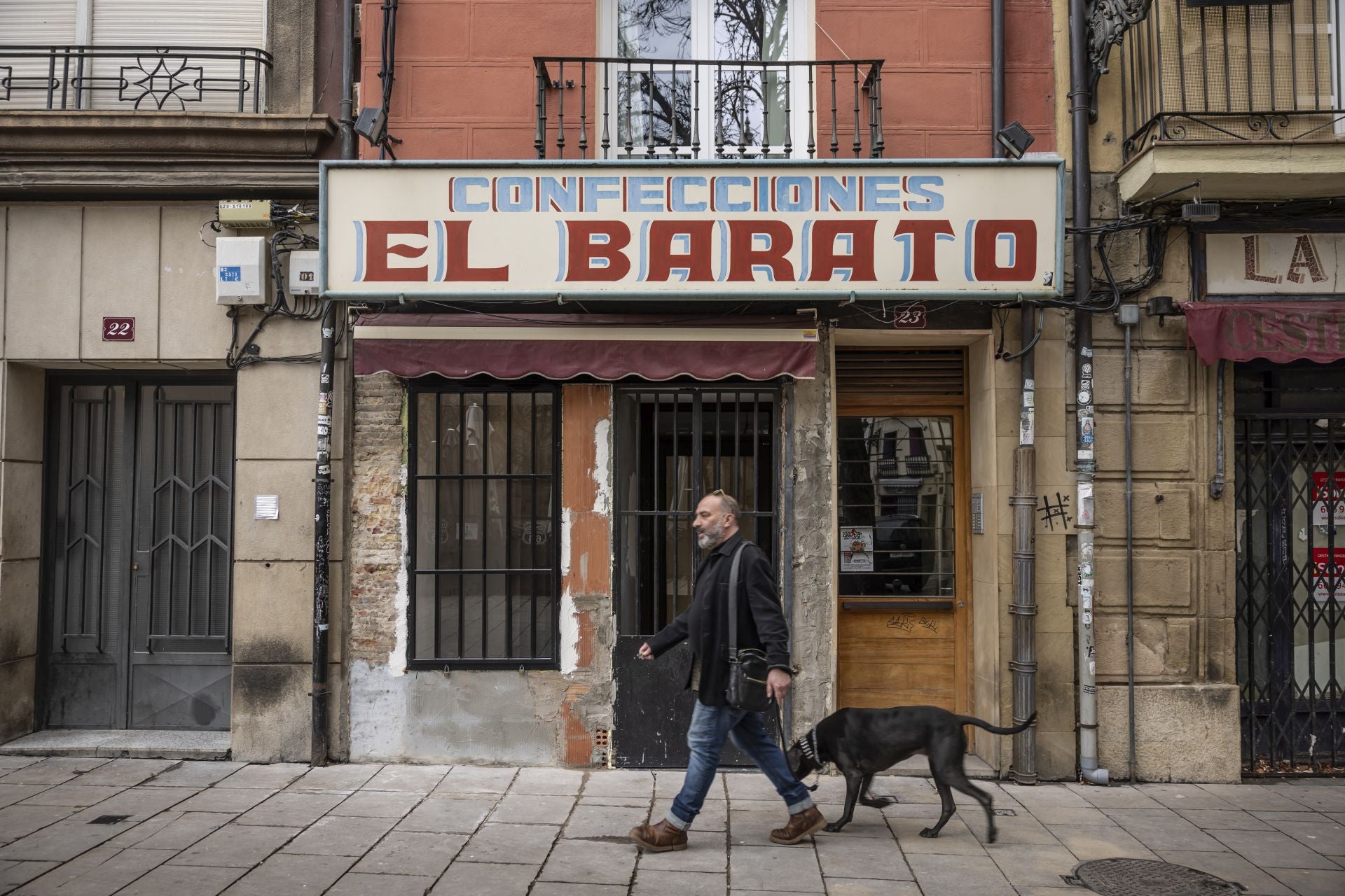 Confecciones El Barato, a la espera de resolución en la plaza del Mercado.