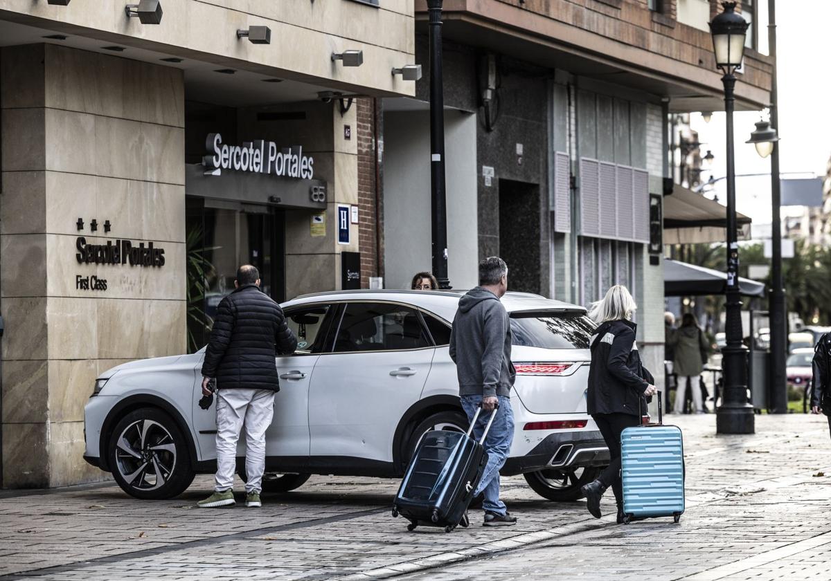 Un grupo de viajeros llegan en coche a la puerta de un hotel de Logroño.