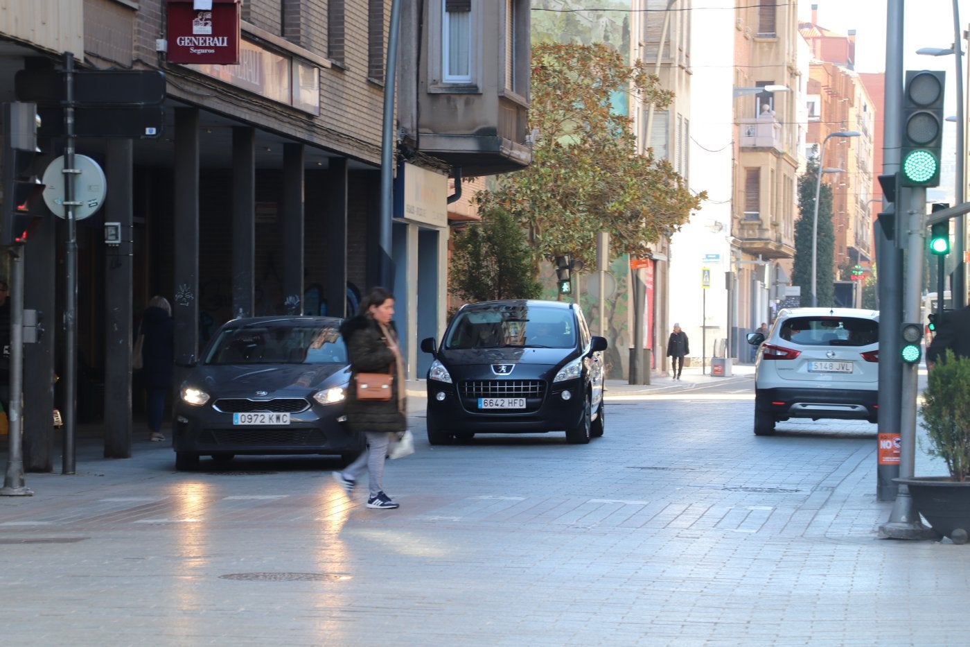 Turismos en una de las zonas céntricas de la localidad.