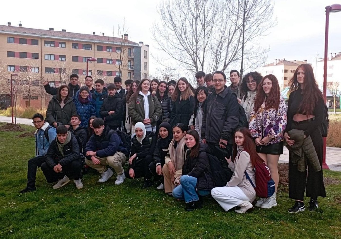 Alumnos del IES Bartolomé Cossío en otra plantación de árboles.