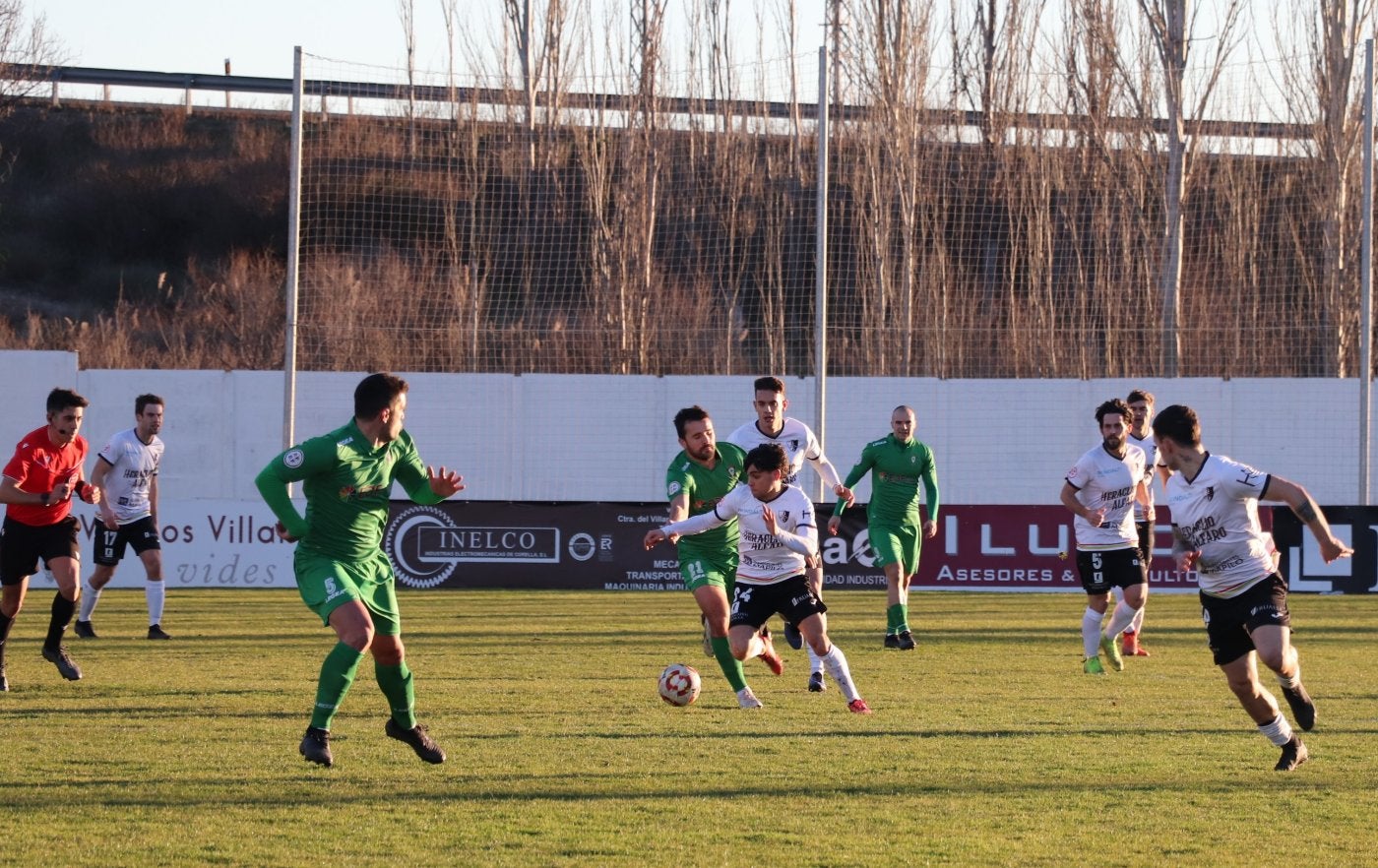 Unai Ayensa sale con un balón controlado hace dos jornadas en la victoria ante el Gernika en La Molineta.