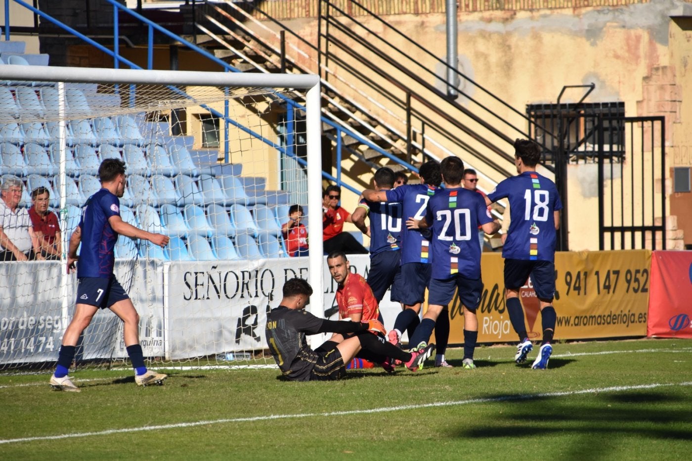 Los jugadores del Anguiano celebrando su gol en el derbi disputado en La Planilla.