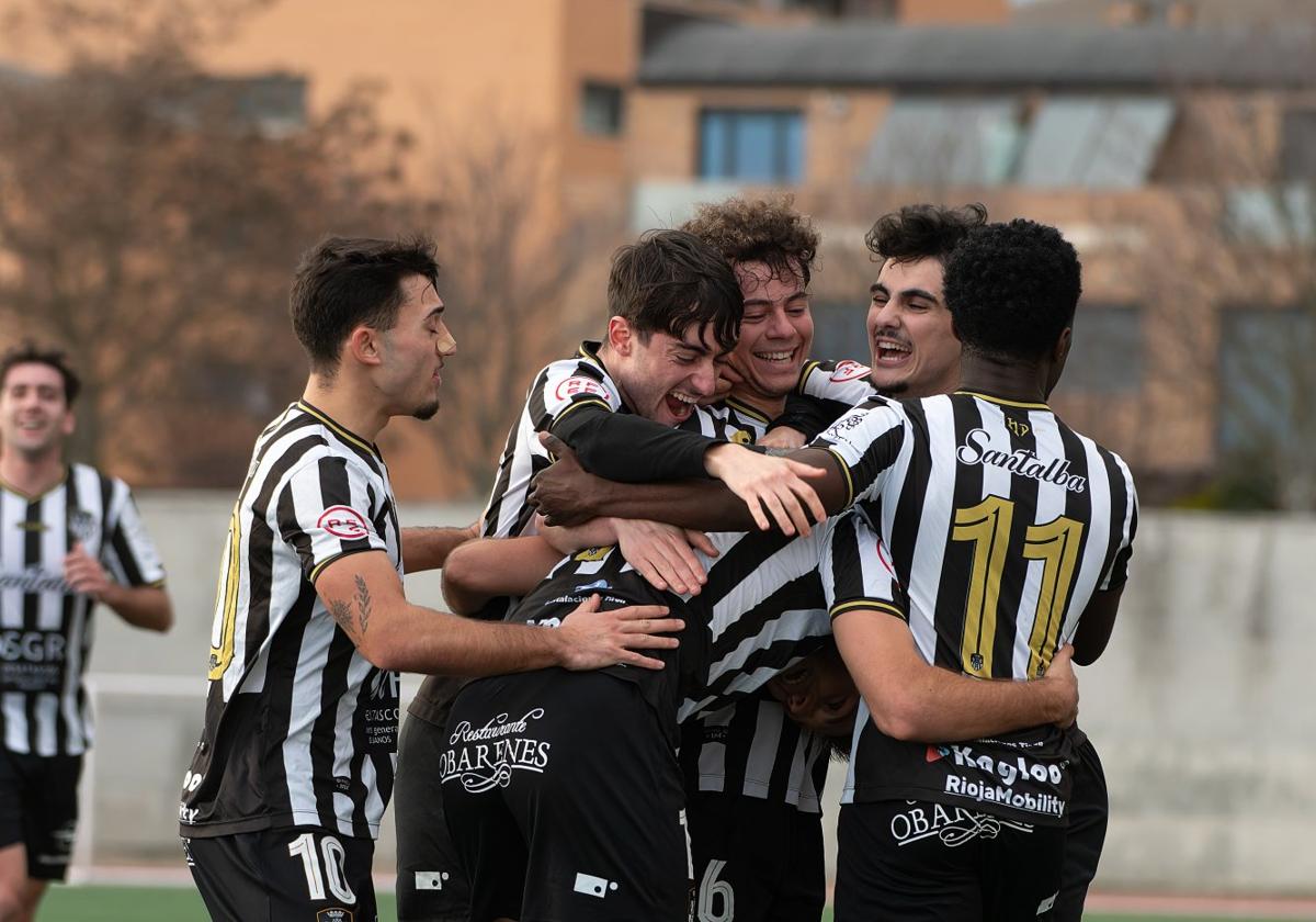 Los jugadores del Haro celebran uno de los goles con los que consiguieron llevarse el encuentro.