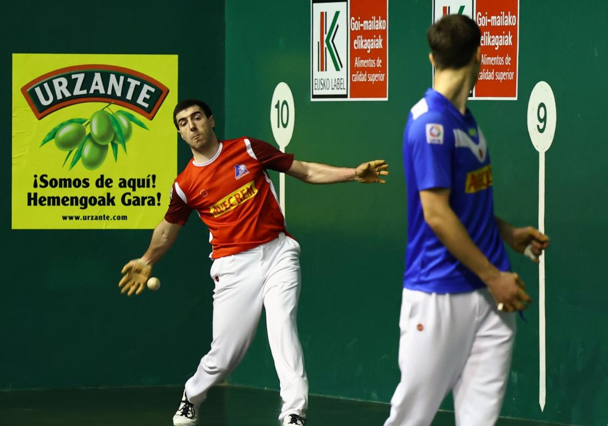 Asier Aranguren devuelve una pelota ante la mirada de Iztueta, este domingo en el frontón de Eibar.