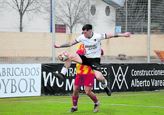 Kevin Soeiro, infatigable en ataque, controla un balón en el aire.