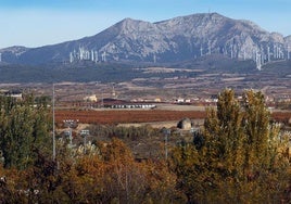 Perfil de la sierra de Codés con los actuales parques eólicos, a los que se sumará una nueva instalación en Labraza y Barriobusto, en el término municipal de Oyón.