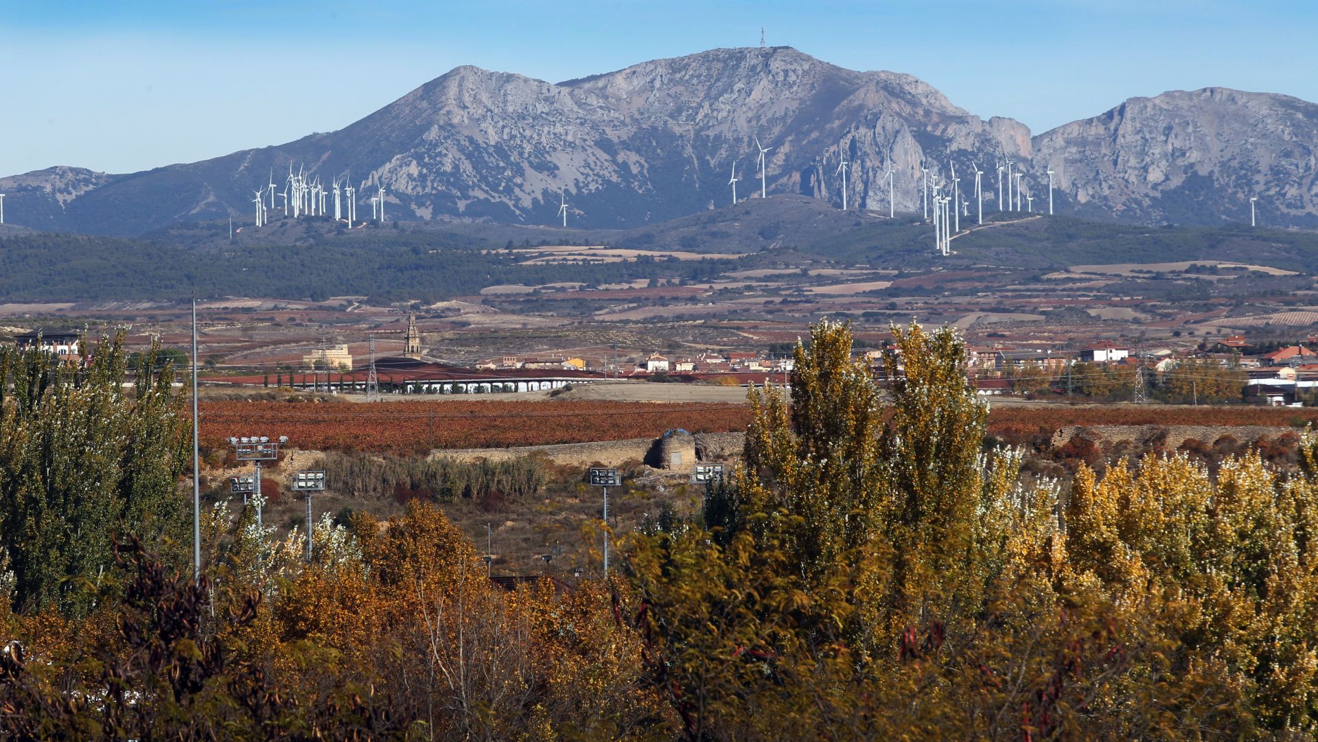 Perfil de la sierra de Codés con los actuales parques eólicos, a los que se sumará una nueva instalación en Labraza y Barriobusto, en el término municipal de Oyón.