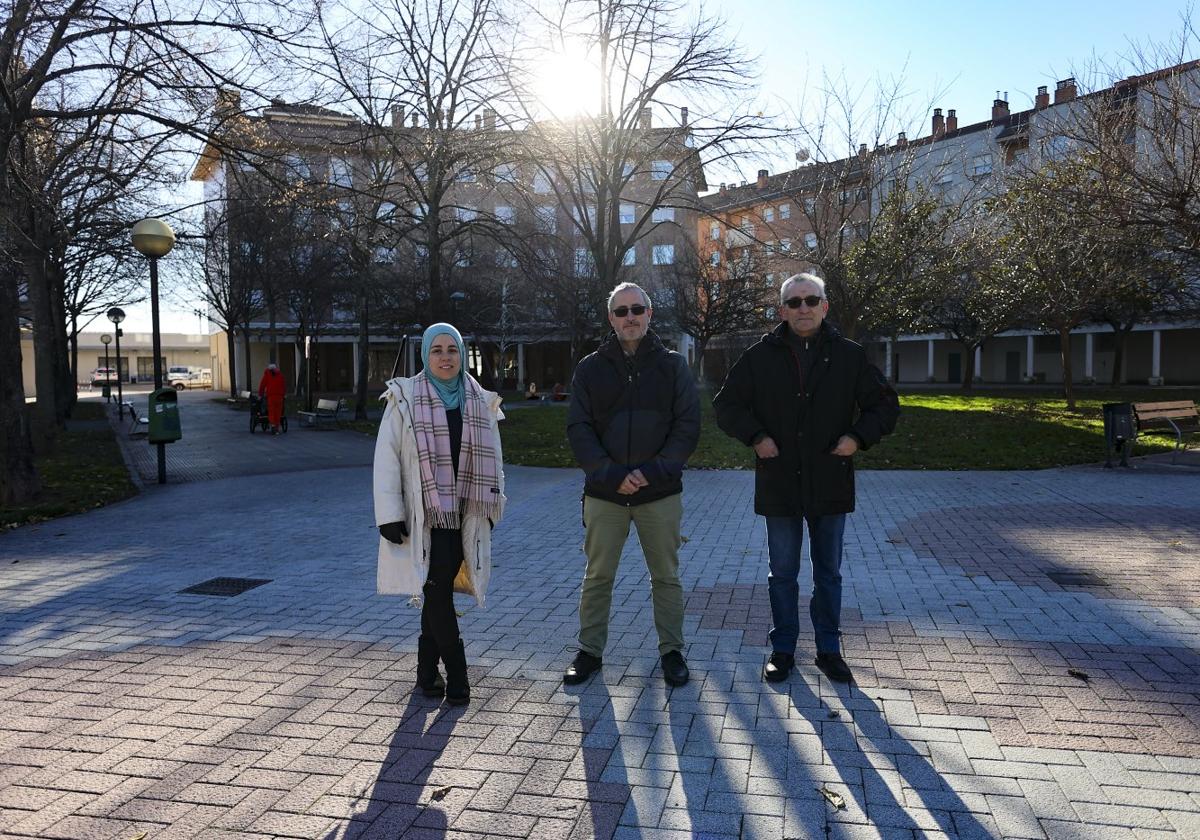 El presidente de la asociación de vecinos de San José, Javier Aguado, entre la vocal Jayar Cortés y el tesorero, Francisco Herce, en el parque de Santa Juliana.