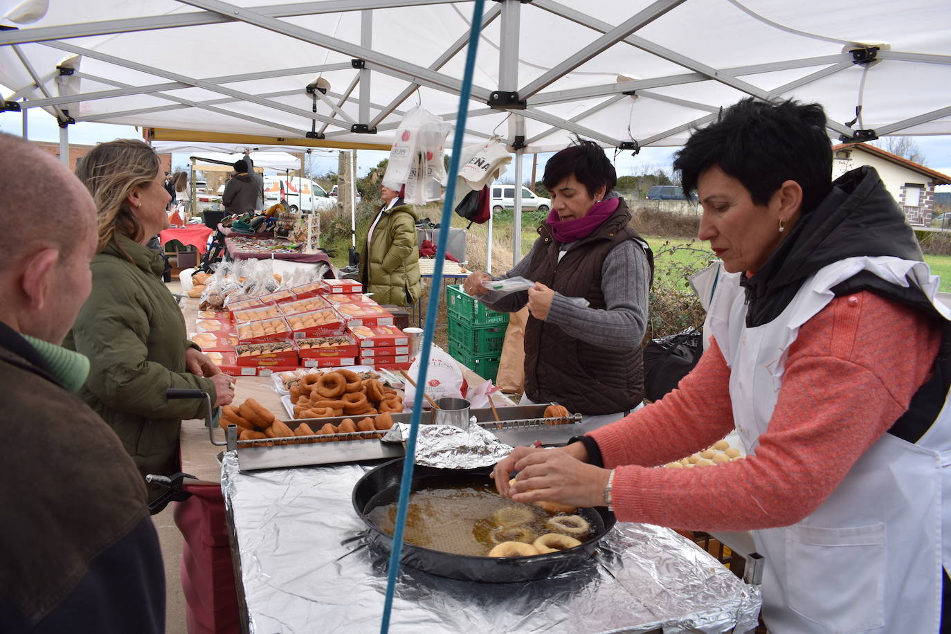 El reparto de las tostadas en Corera, en imágenes