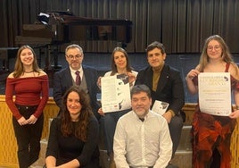 Antón Armendáriz, Rosa Fernández, Roberto Iturriaga y Carlos Blanco con alumnas del Conservatorio Eliseo Pinedo.