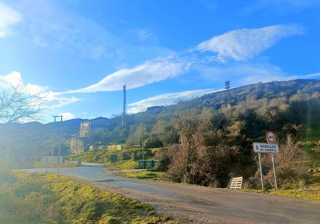 San Román de Cameros. Entrada a Vadillos, con los contenedores a la derecha.