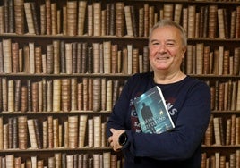 Fernando González Sarasa posa con su novela.