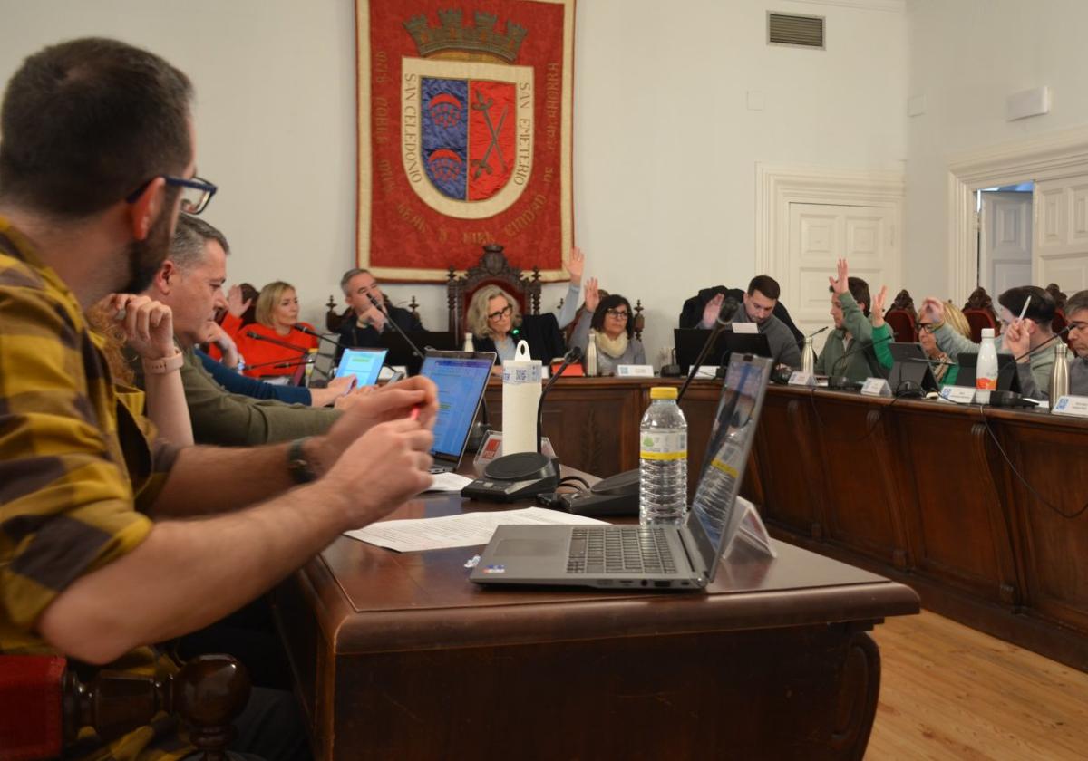 El Pleno anula el contrato de un informe urbanístico sobre el solar del cuartel de Calahorra