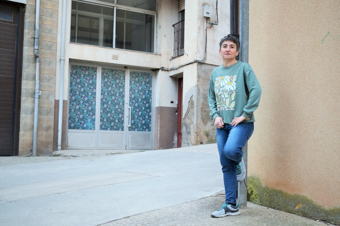 María José González posa en el número 15 de la calle Mayor de Ribafrecha, la antigua panadería Mayor, donde abrirá el Espacio Majuelo.