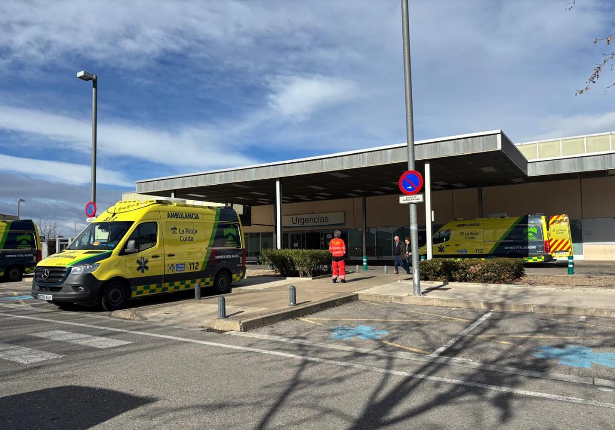 Varias ambulancias, a mediodía de ayer a las puertas del servicio de Urgencias del Hospital San Pedro, en la capital riojana.