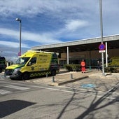 Varias ambulancias, a mediodía de ayer a las puertas del servicio de Urgencias del Hospital San Pedro, en la capital riojana.